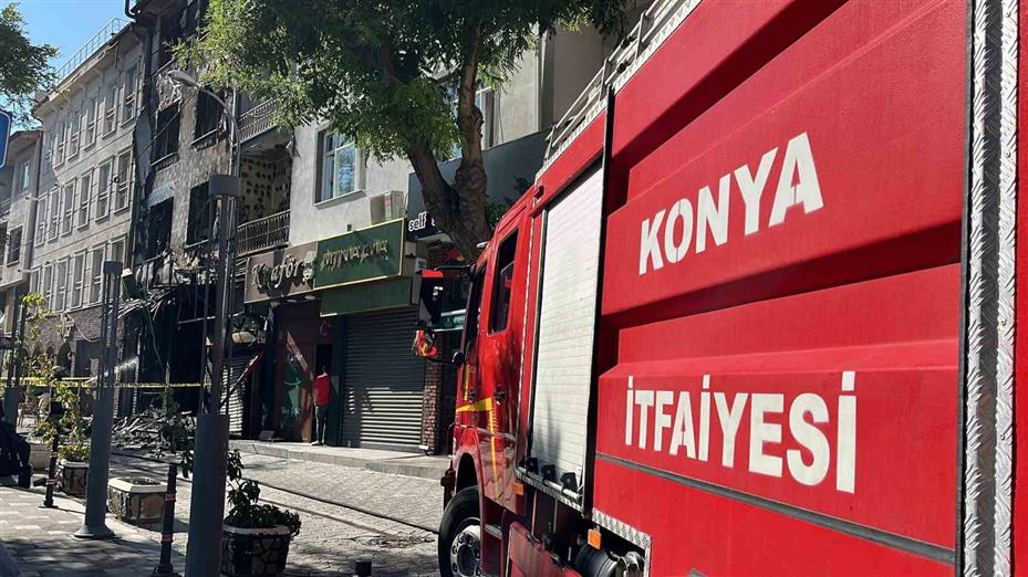 Kafede çıkan yangında bina harabeye döndü