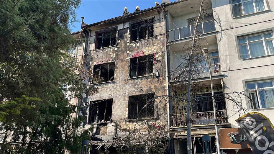 Kafede çıkan yangında bina harabeye döndü