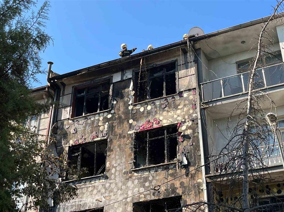 Kafede çıkan yangında bina harabeye döndü