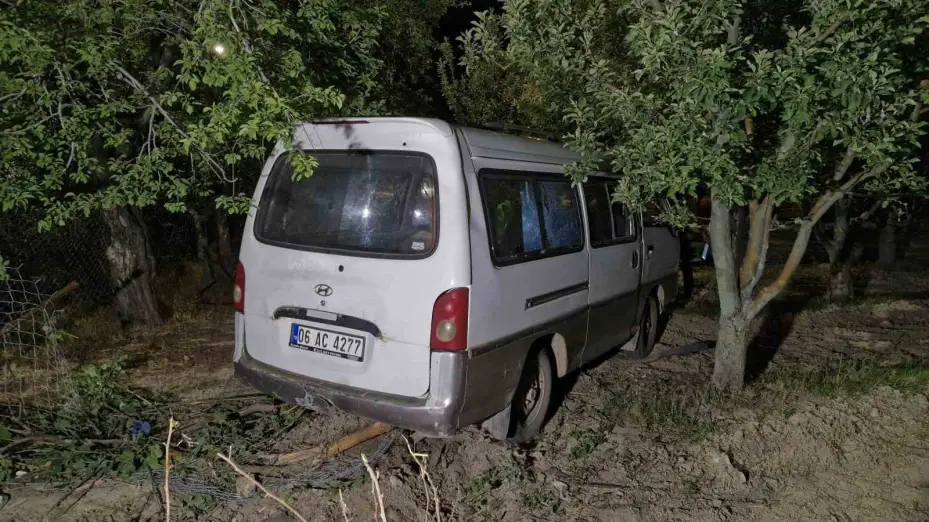 Karaman’da minibüs bahçeye uçtu: 1 yaralı