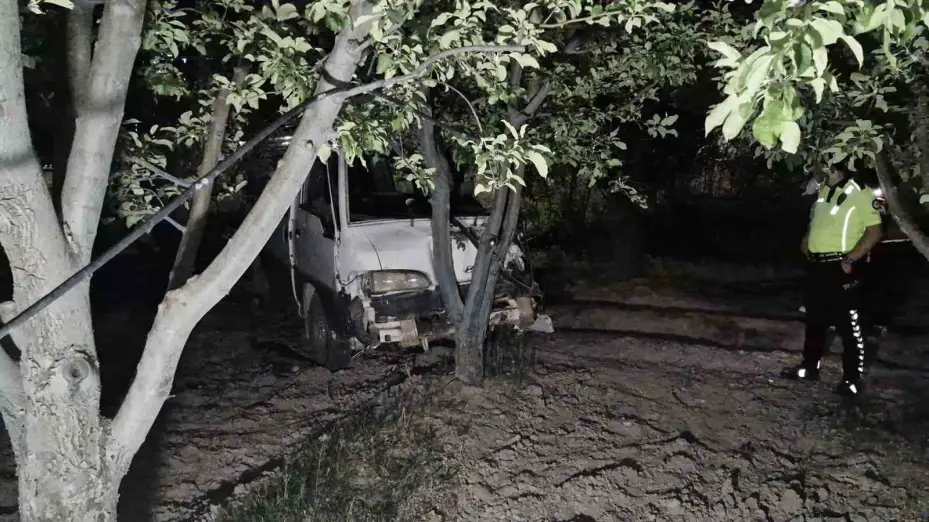 Karaman’da minibüs bahçeye uçtu: 1 yaralı