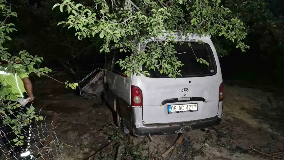 Karaman’da minibüs bahçeye uçtu: 1 yaralı