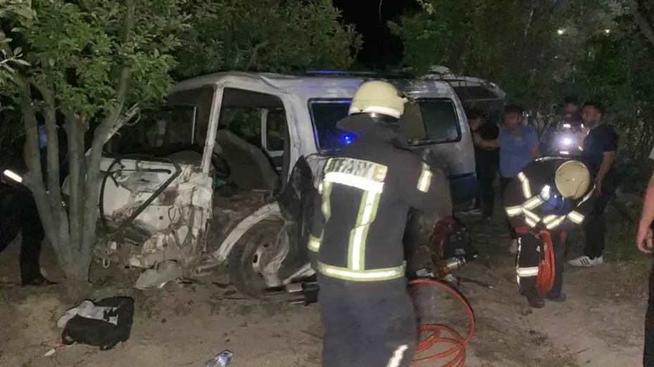 Karaman’da minibüs bahçeye uçtu: 1 yaralı