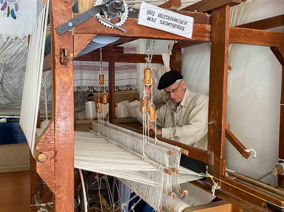 İpleri elleriyle sanata dönüştüren dokumacı, 62 yıldır mesleğini tutkuyla yapıyor