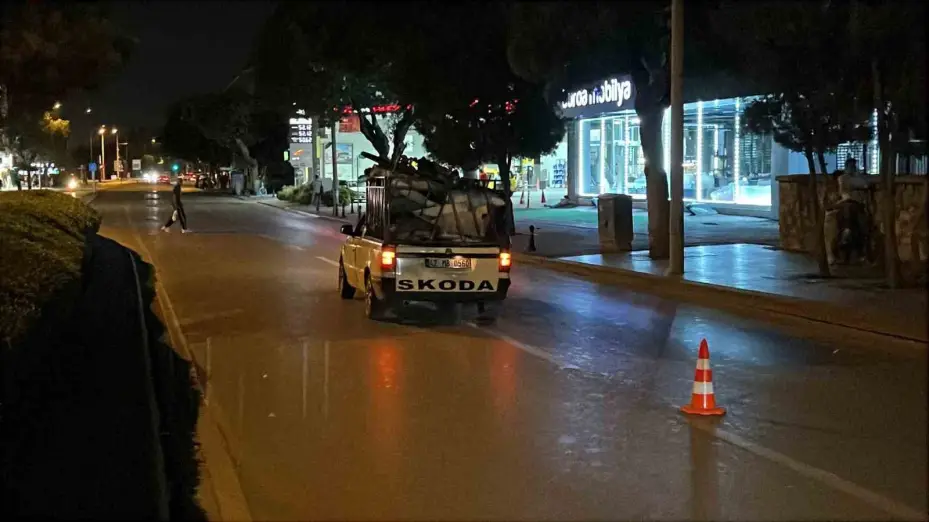 Yolun karşısına geçmeye çalışan kişiye çarptı, aracını bırakıp kaçtı