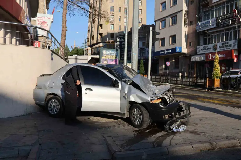 Kaza yapan alkollü sürücüden ilginç tepki "Anam babam beni böyle görmesin"