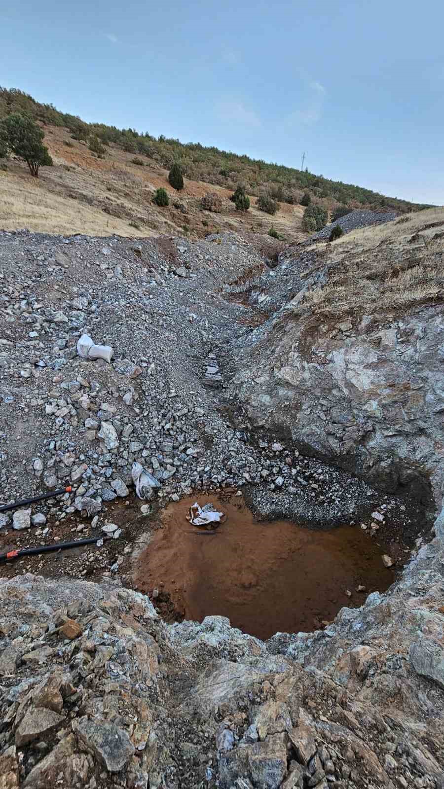 Kaçak kazı ile köyden köye su götürdüler, hayvanlar susuz kaldı