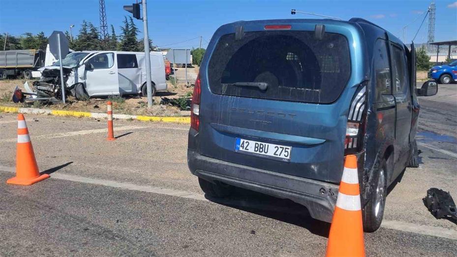 Kırıkkale’de minibüs ile hafif ticari araç çarpıştı: 6 yaralı