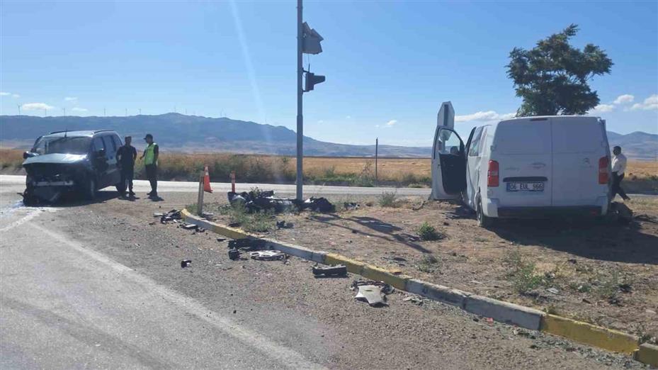 Kırıkkale’de minibüs ile hafif ticari araç çarpıştı: 6 yaralı