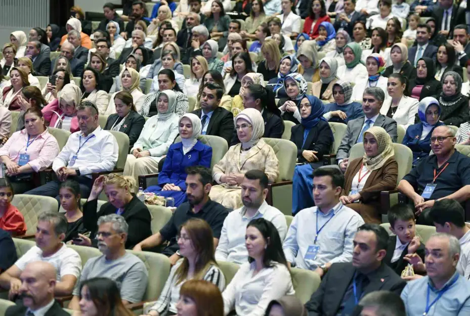 Emine Erdoğan: "Koruyucu aile sisteminin tüm dünyada yaygınlaşması elzemdir"