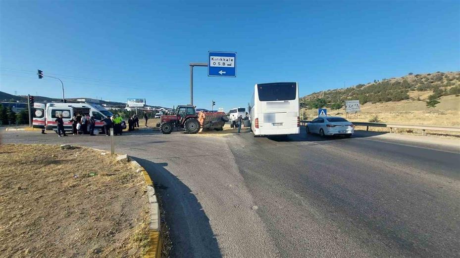 Yolcu otobüsü ile traktör çarpıştı: 3 yaralı