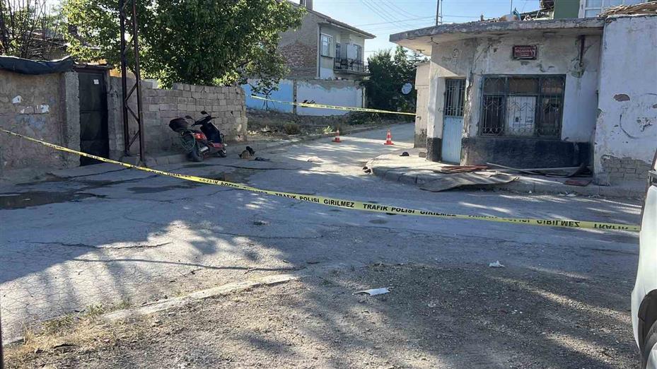 Motosikletiyle kaldırımdaki ahşap plakaya çarpan sürücü kurtarılamadı