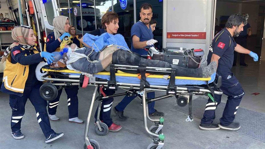 Motosikletiyle kaldırımdaki ahşap plakaya çarpan sürücü kurtarılamadı