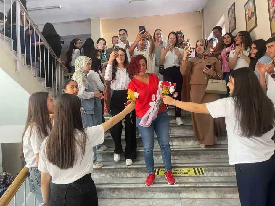 Pembe öğretmen o duygusal anları paylaştı: "Çok gururlandım"