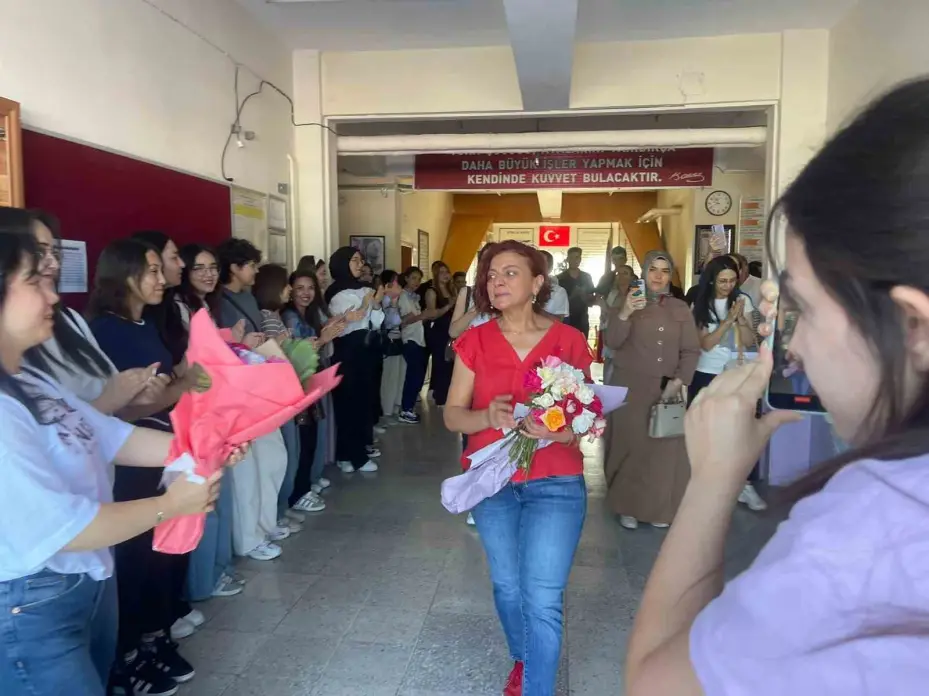Pembe öğretmen o duygusal anları paylaştı: "Çok gururlandım"