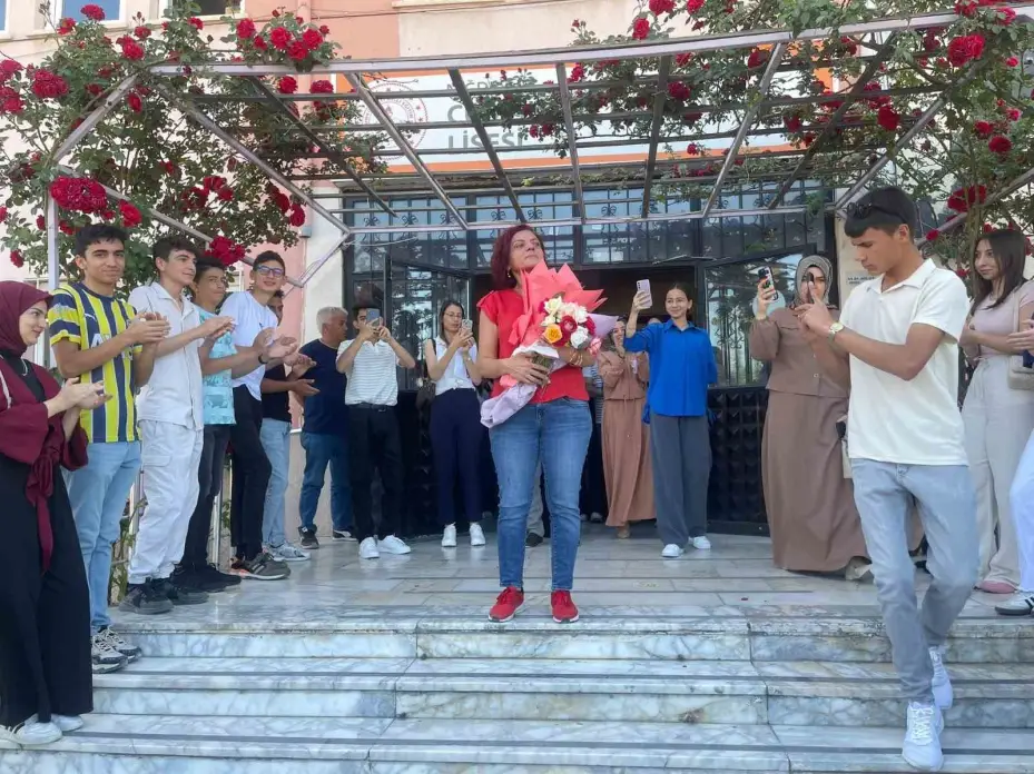 Pembe öğretmen o duygusal anları paylaştı: "Çok gururlandım"