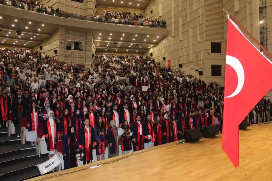 ERÜ Sağlık Hizmetleri Meslek Yüksekokulu 34. Dönem mezunlarını verdi