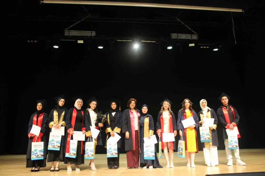 ERÜ Sağlık Hizmetleri Meslek Yüksekokulu 34. Dönem mezunlarını verdi