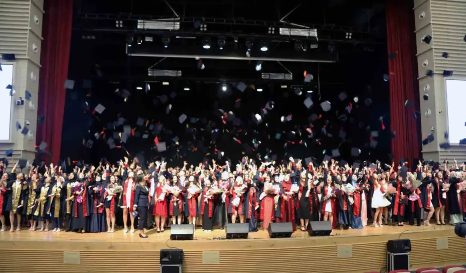 ERÜ Sağlık Hizmetleri Meslek Yüksekokulu 34. Dönem mezunlarını verdi
