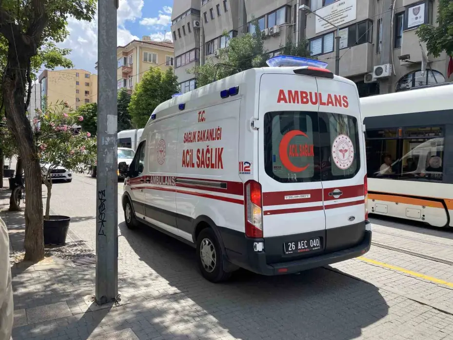 Bisikletten düşen şahıs sağlık ekipleri yanına gelince ayaklanıp gitti