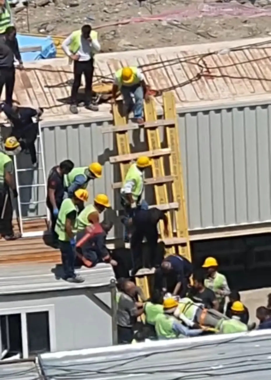 Yük zincirinden kopan çengel, inşaat işçisinin üzerine düştü