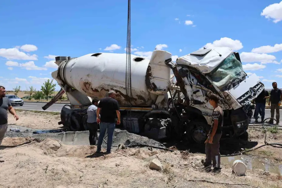 Nevşehir’de beton mikseri devrildi: 1 yaralı