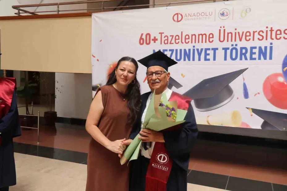 Kıbrıs gazileri 72 yaşında üniversiteyi bitirip kep attılar