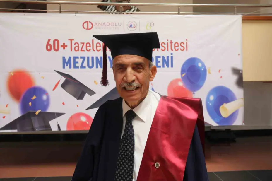 Kıbrıs gazileri 72 yaşında üniversiteyi bitirip kep attılar