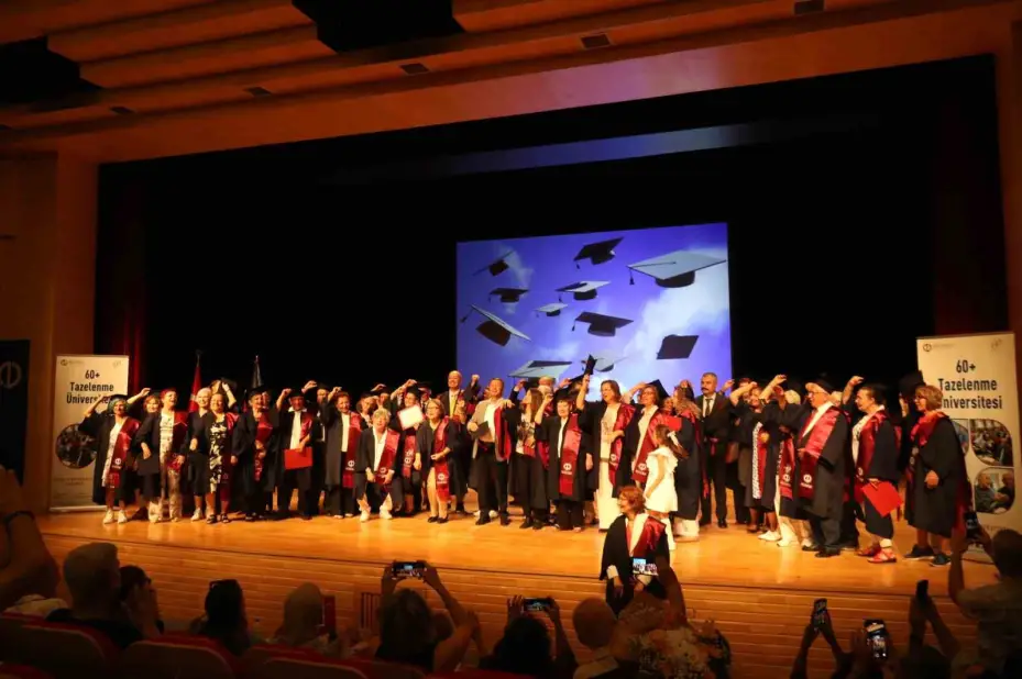 Kıbrıs gazileri 72 yaşında üniversiteyi bitirip kep attılar