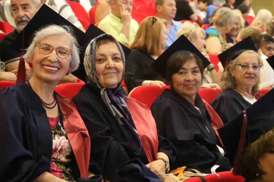 Kıbrıs gazileri 72 yaşında üniversiteyi bitirip kep attılar