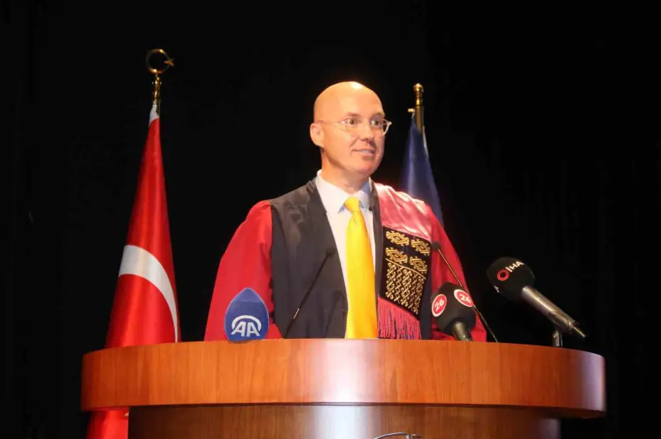 Kıbrıs gazileri 72 yaşında üniversiteyi bitirip kep attılar