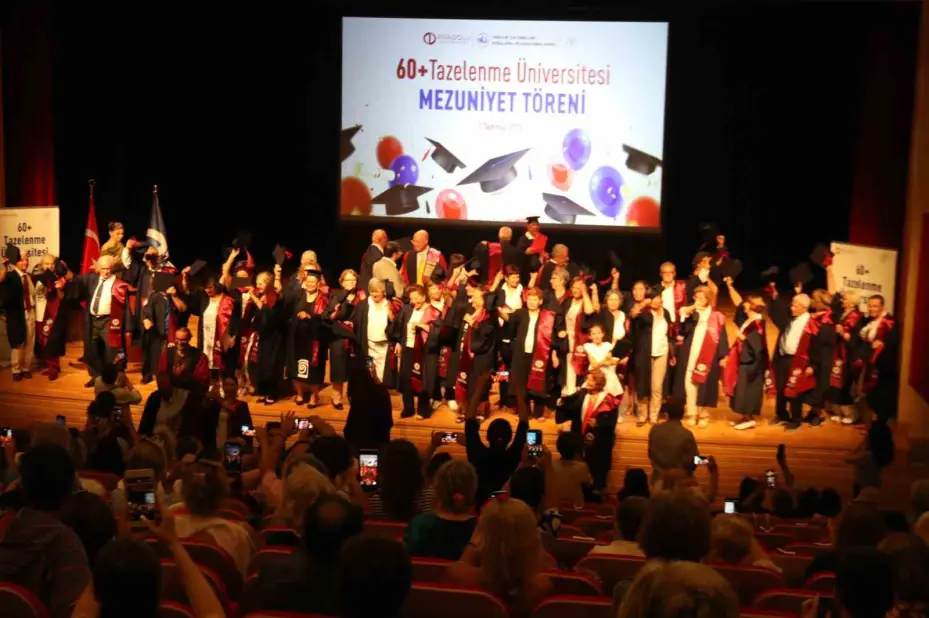 Kıbrıs gazileri 72 yaşında üniversiteyi bitirip kep attılar