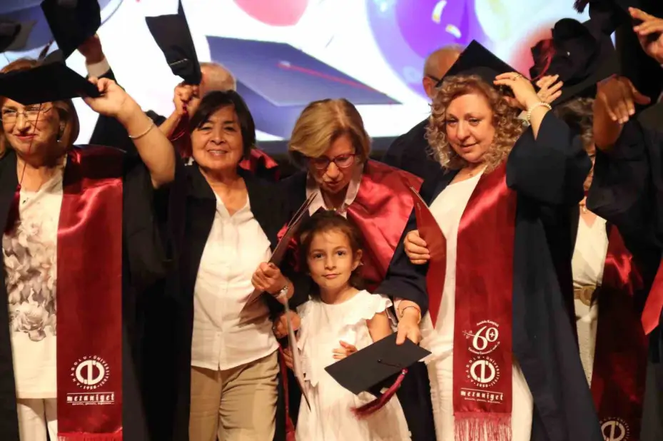 Kıbrıs gazileri 72 yaşında üniversiteyi bitirip kep attılar