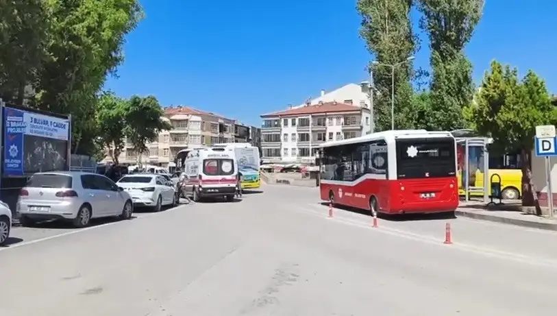 Otomobil, halk otobüsüne çarptı: 1 yaralı