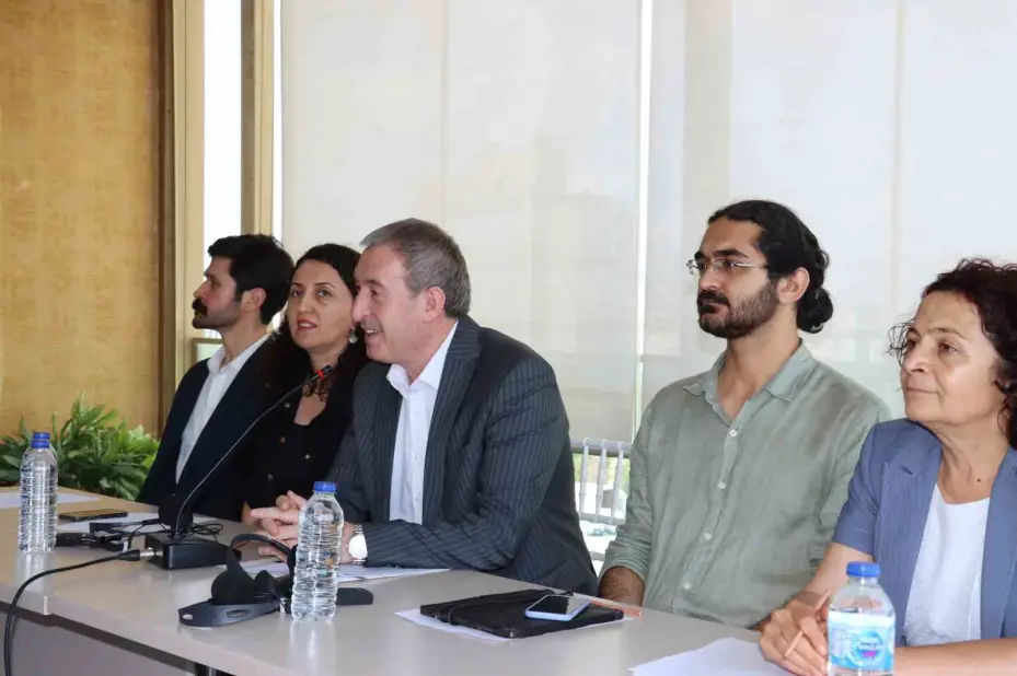 DEM Parti: "Öcalan ile görüşmek için Türkiye’ye gelen 39 kişilik yabancı heyet İstanbul’daki temaslarına başladı"