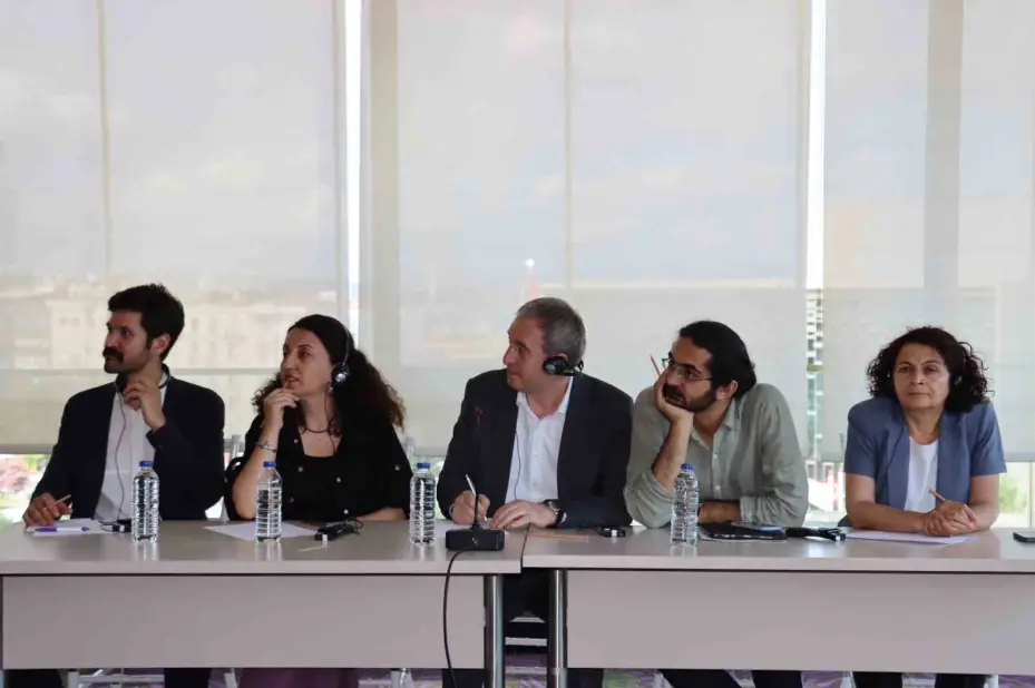 DEM Parti: "Öcalan ile görüşmek için Türkiye’ye gelen 39 kişilik yabancı heyet İstanbul’daki temaslarına başladı"