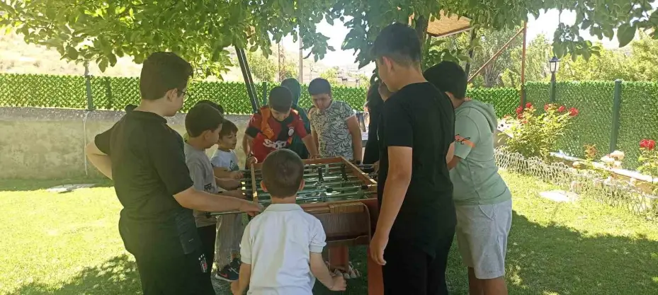 Bu camide çocuklar güle oynaya Kur’an öğreniyor