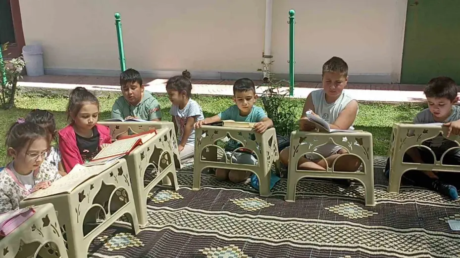 Bu camide çocuklar güle oynaya Kur’an öğreniyor