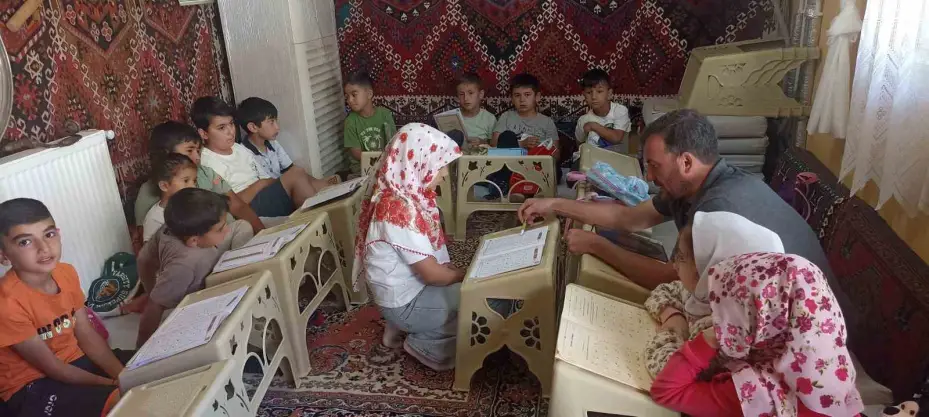 Bu camide çocuklar güle oynaya Kur’an öğreniyor