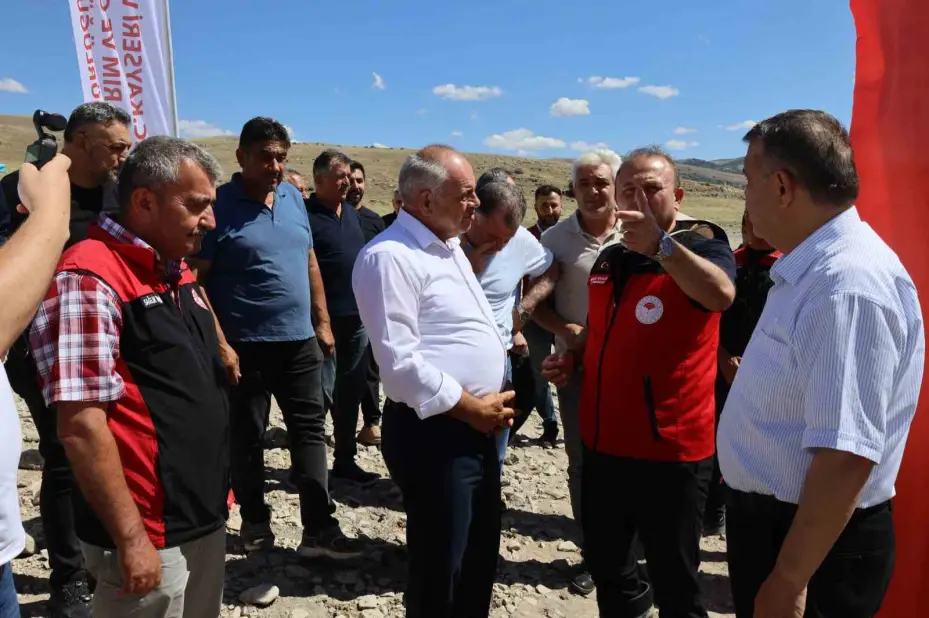 Kayseri’de baraj gölüne 600 bin yavru sazan bırakıldı