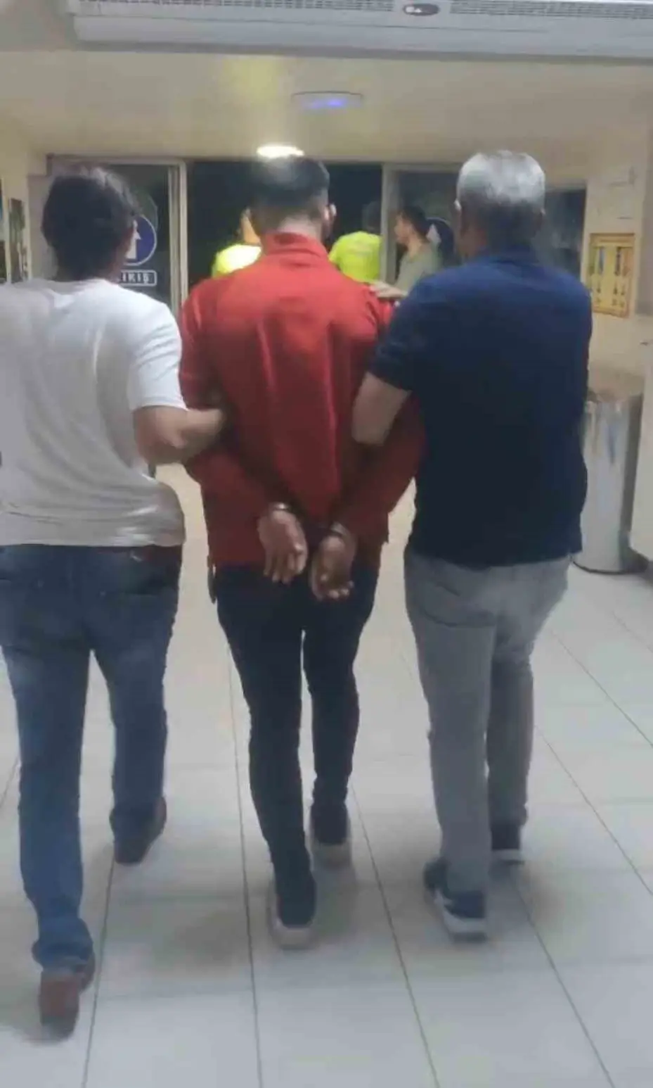 Hırsızlıktan 24 yıl hapsi olan şahıs yorgan altında yakalandı