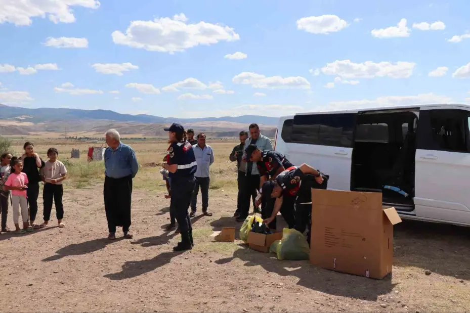 Jandarma Yozgat’ta çocukların yüzünü güldürdü