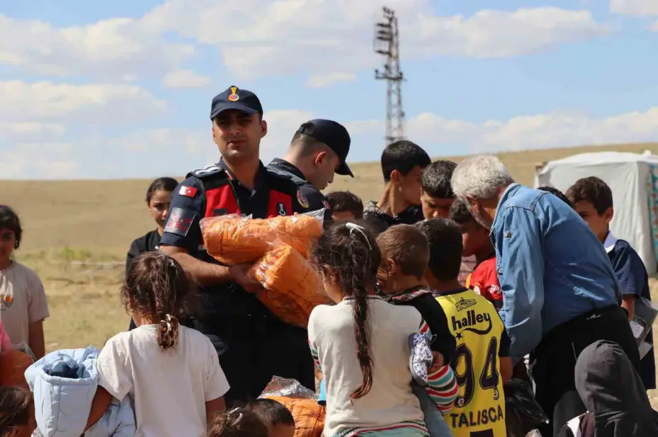 Jandarma Yozgat’ta çocukların yüzünü güldürdü