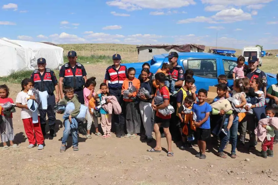 Jandarma Yozgat’ta çocukların yüzünü güldürdü