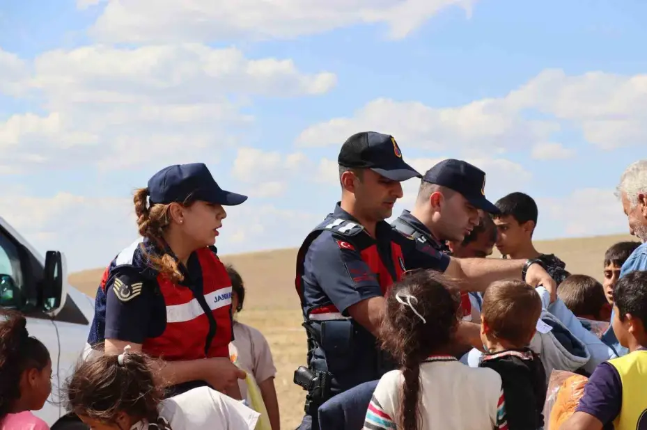 Jandarma Yozgat’ta çocukların yüzünü güldürdü