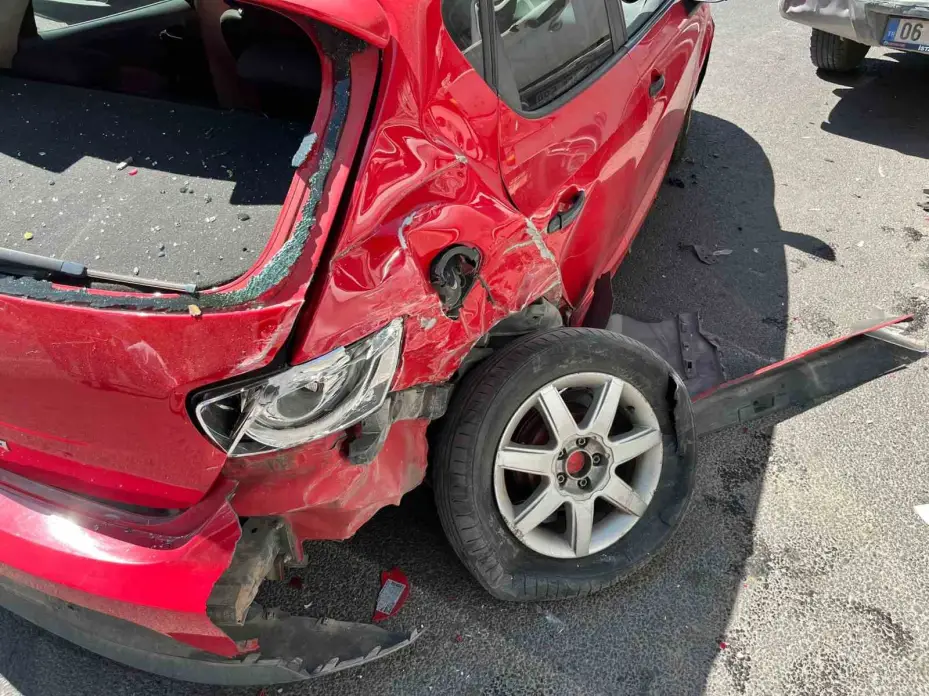 Kayseri’de kazada otomobiller kullanılamaz hale geldi
