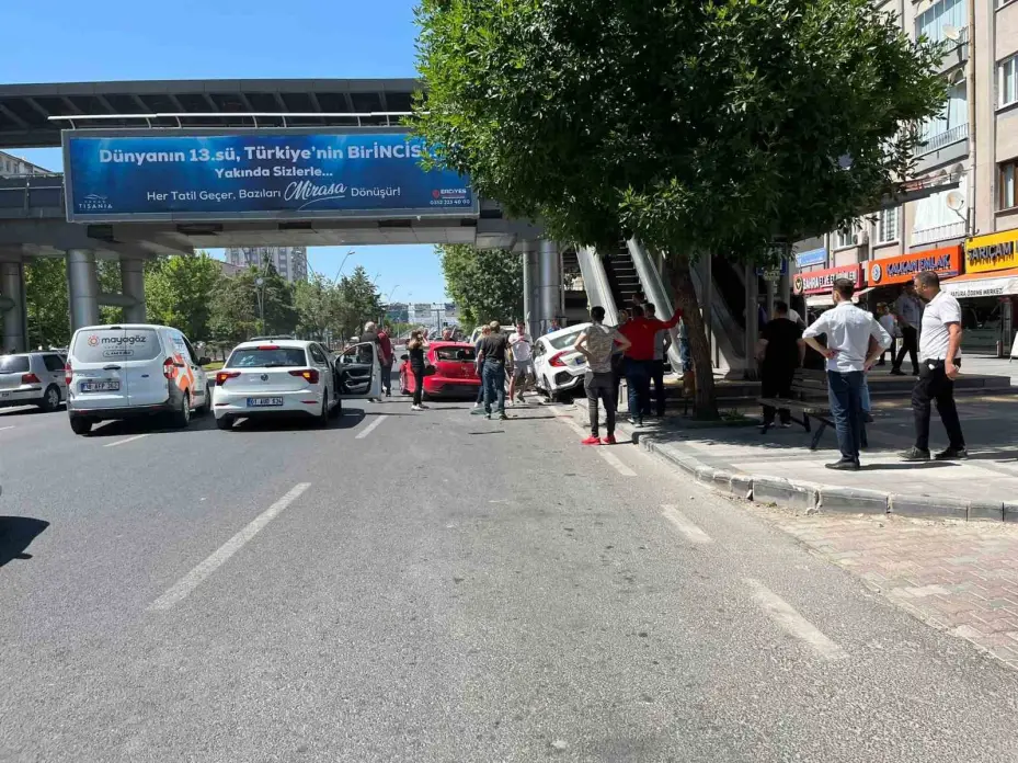 Kayseri’de kazada otomobiller kullanılamaz hale geldi
