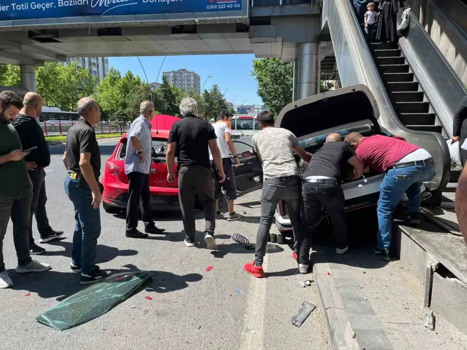 Kayseri’de kazada otomobiller kullanılamaz hale geldi
