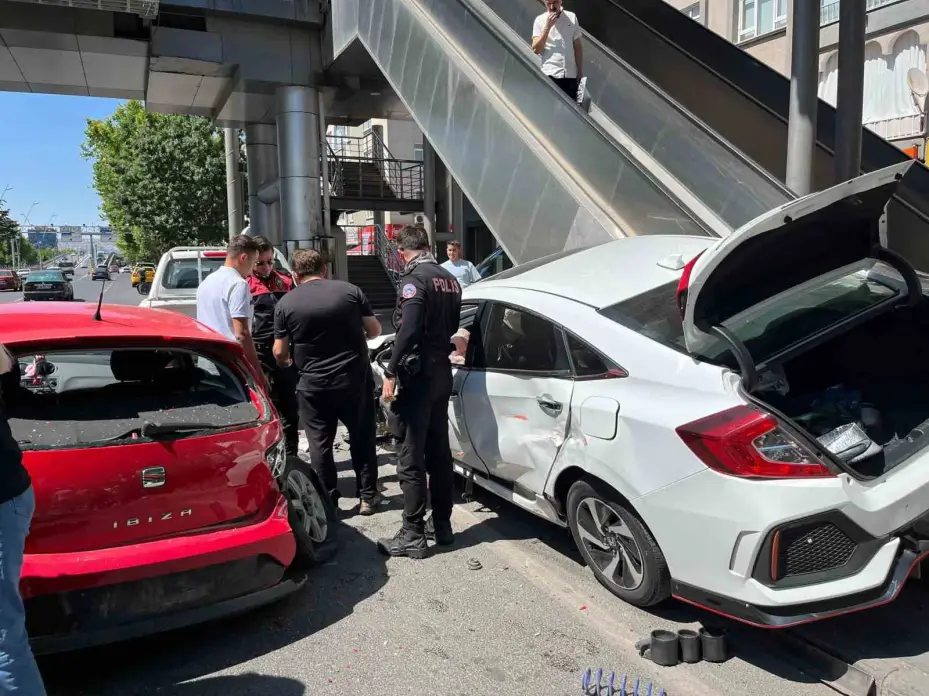 Kayseri’de kazada otomobiller kullanılamaz hale geldi
