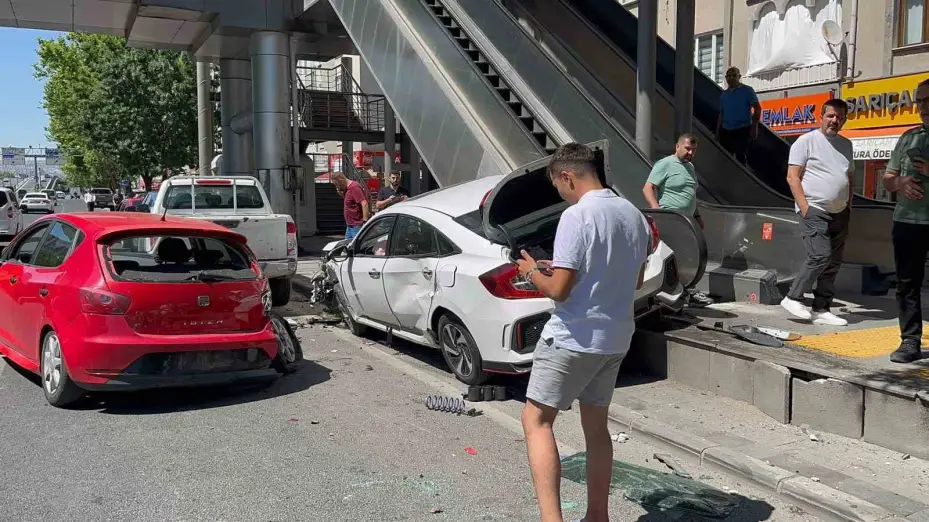 Kayseri’de kazada otomobiller kullanılamaz hale geldi
